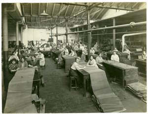 仕上げ工場、カーペット工場、1923 作： English Photographer